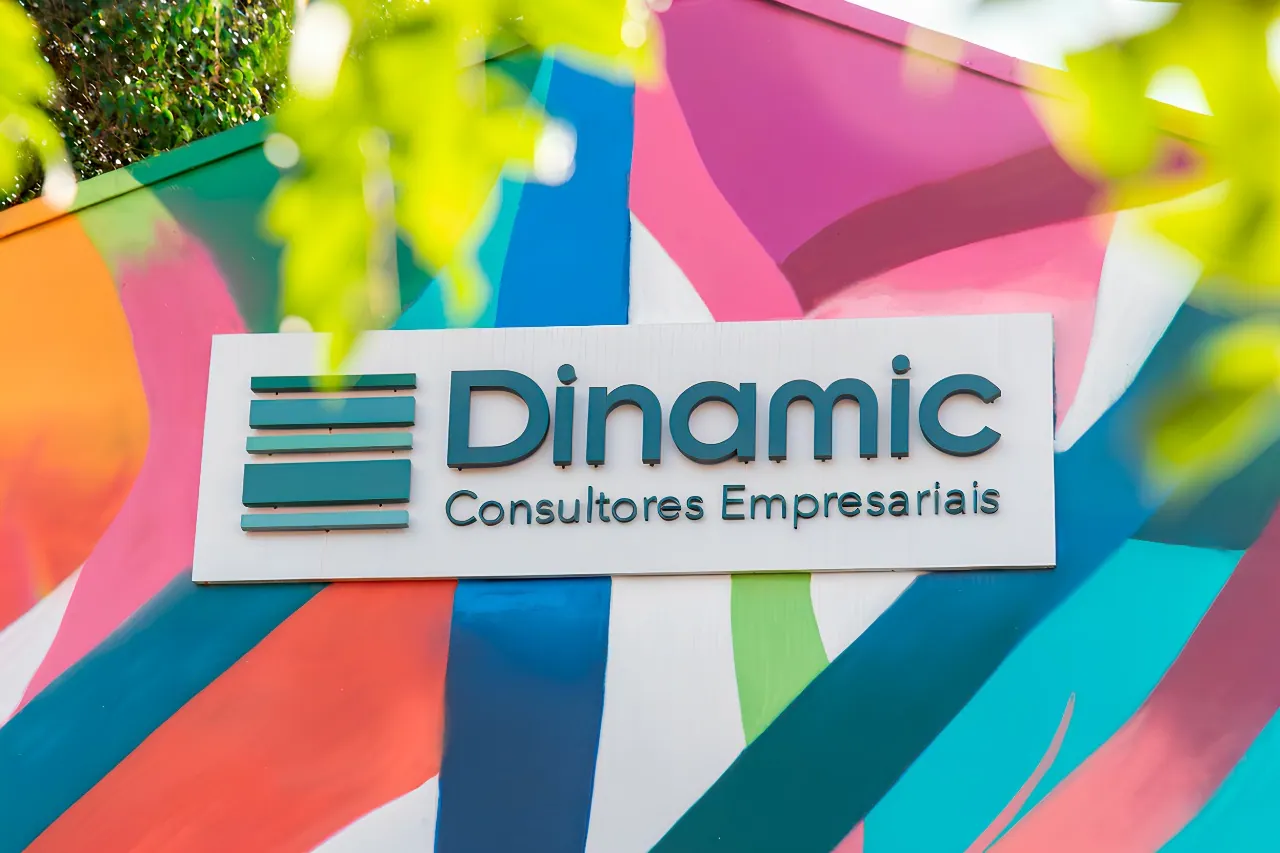 Placa Dinamic em mural colorido — fachada da sede